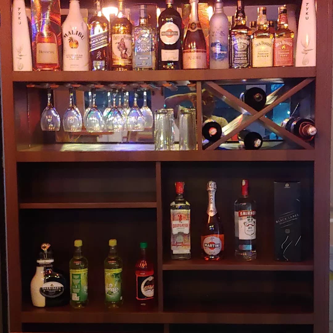 Manny's Sky Lounge - Bar & Grill