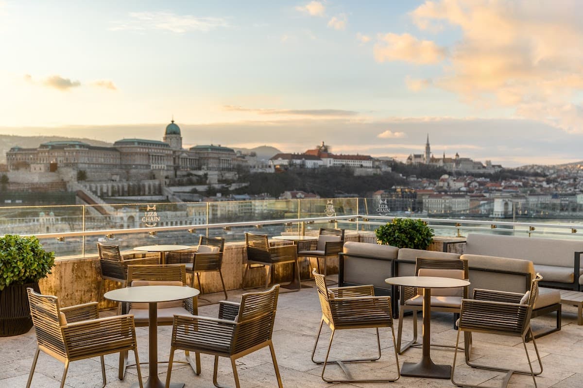 Liz & Chain Rooftop Bar