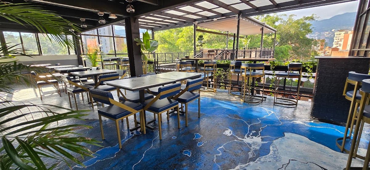 Skybox Sports Bar /Rooftop